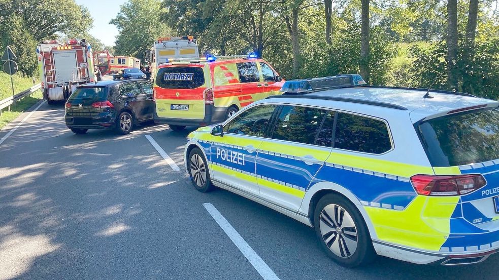 Großeinsatz in Aurich Schirum Vier Verletzte bei schwerem Unfall auf B