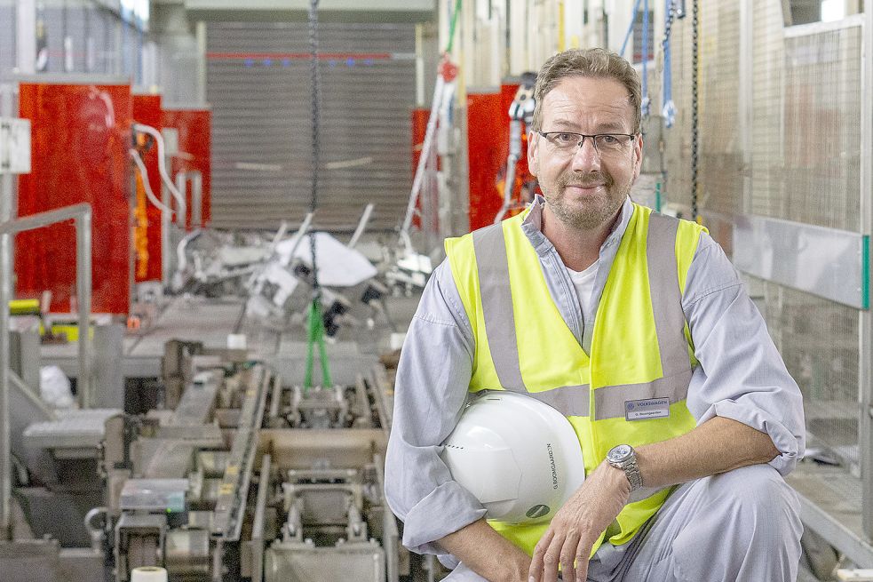 Dem Lackierereiplaner Gerald Boomgaarden und seinem Team steht derzeit der größte Umbau der Emder Lackiererei-Geschichte bevor. Foto: VW Emden