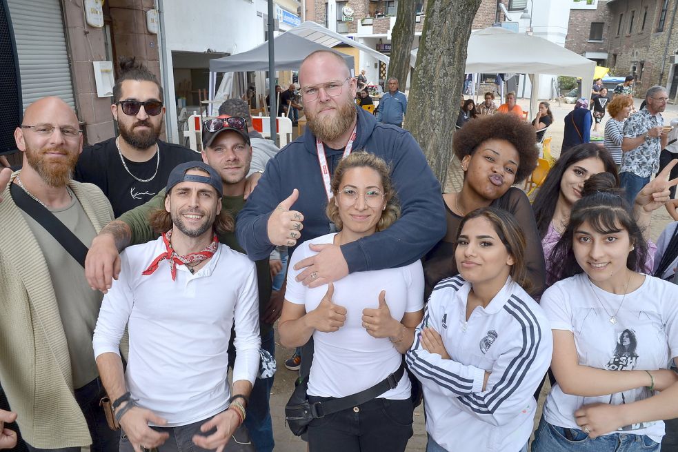 Der harte Kern des Mühlener Organisationsteams: Enrique Ulfig mit Ehefrau Duygu (Mitte), Jens Sonntag (dritter von links, hinten) und Volkan Berber (links). Fotos: Eisenmenger