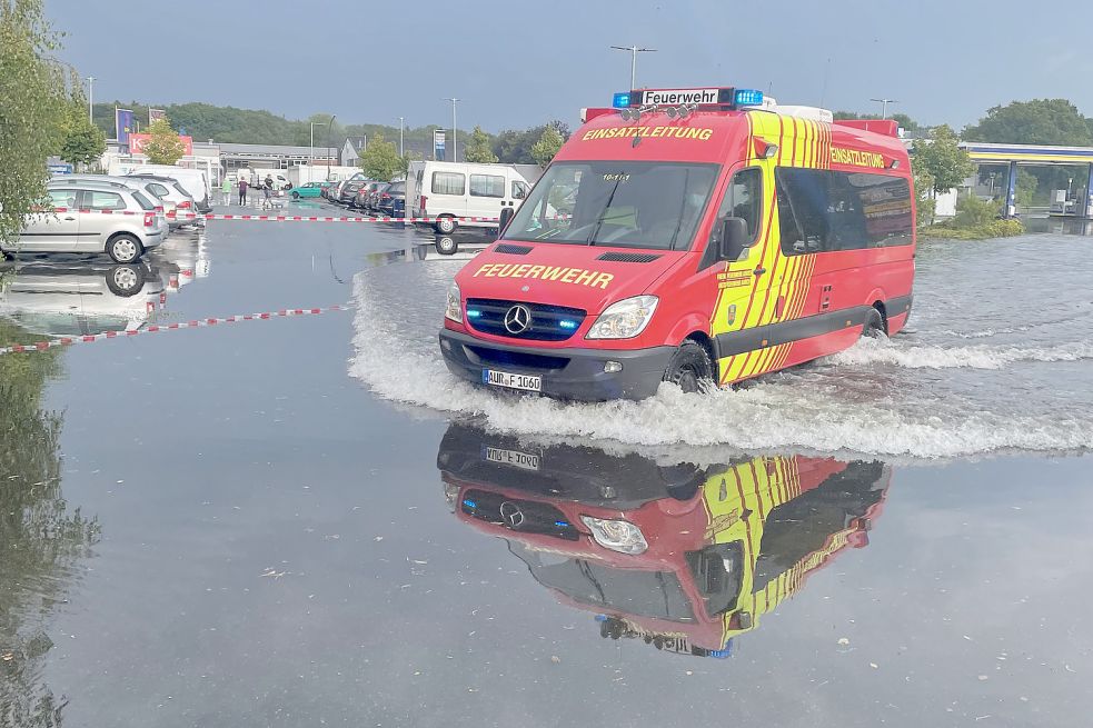 Beim E-Center Coordes standen Teile des Parkplatzes und des Tankstellengeländes unter Wasser. Foto: Feuerwehr Aurich