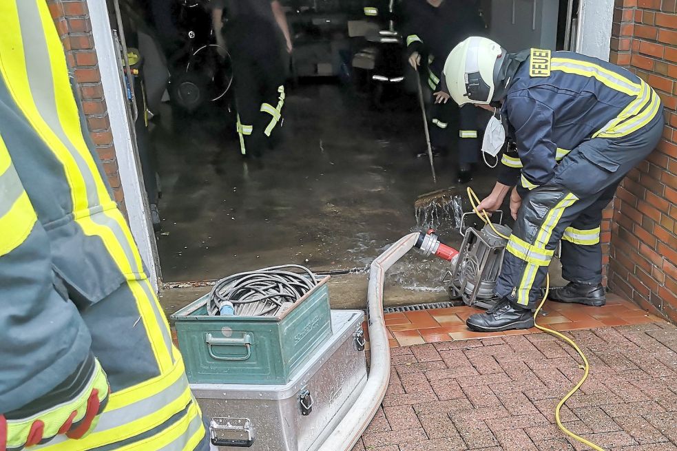 Zu insgesamt 14 Einsätzen musste die Feuerwehr am Donnerstag und Freitag wegen des Starkregens ausrücken – deutlich weniger als in früheren Jahren. Foto: Feuerwehr