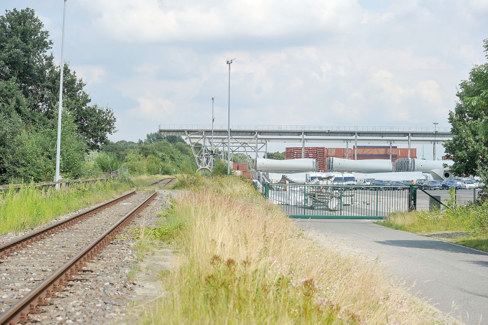 Der Logistikplatz von Enercon ist mit einem Kran versehen, mit dem Container umgeschlagen werden können. Foto: Stephan Friedrichs