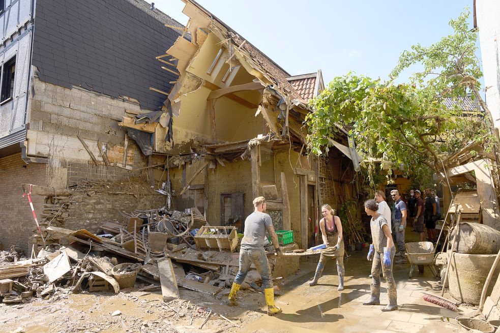 Alte Fachwerkhäuser können teilweise nur noch abgerissen werden. Foto: DPA