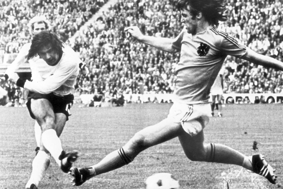 Stürmer Gerd Müller (links) schießt aus der Drehung und erzielt vorbei am niederländischen Abwehrspieler Ruud Krol den 2:1-Siegtreffer im WM-Finale 1974 in München. Dieser Treffer hat sich bei vielen Fußballfans tief ins Gedächtnis eingegraben. Foto: DPA