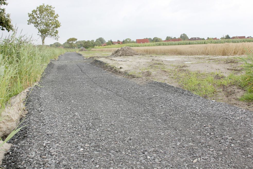 Noch ist es nur eine Schotterpiste, wenn man Richtung Biesterfeldweg blickt. Aber in zwei Wochen soll der Radweg fertig asphaltiert sein. Foto: Karin Böhmer