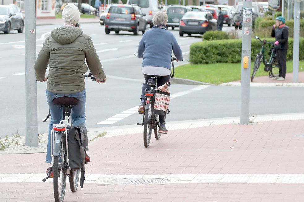 Zwei Radfahrer befahren eine Kreuzung in Aurich. Foto: Romuald Banik