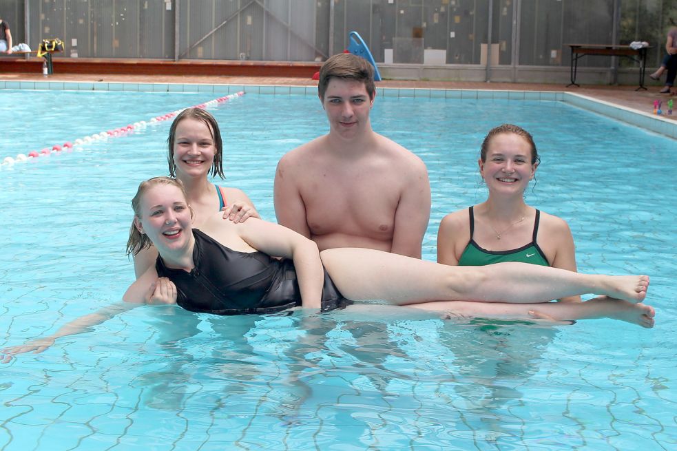 Schwimmausbilderin Constanze Harms vom TuS Weene wird von einigen Mitgliedern ihrer Schwimmcrew (von links) mit Neelke Lieutenant, Lukas Hildebrandt und Charlotte Geyer, im Lehrbecken der Grundschule Weene getragen. Foto: Wolf-Rüdiger Saathoff