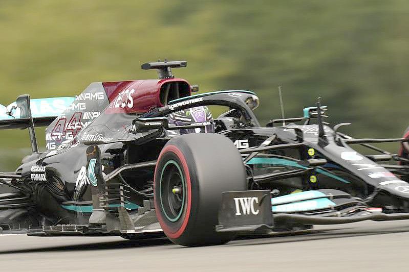 Lewis Hamilton war beim Training am Freitag noch nicht ganz zufrieden mit seinem Auto. Foto: Francisco Seco/AP/dpa