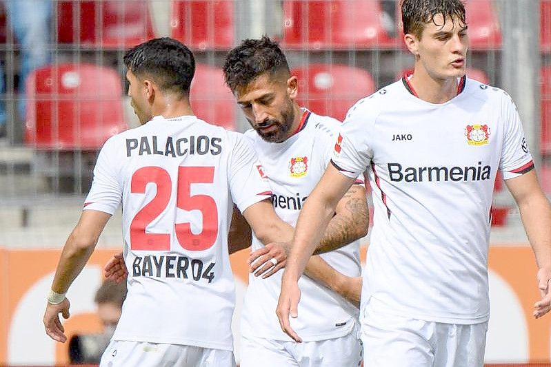 Leverkusens Kerem Demirbay (2. v. l.), Exequiel Palacios (l) und Patrik Schick freuen sich über den zweiten Saisonsieg. Foto: Matthias Balk/dpa