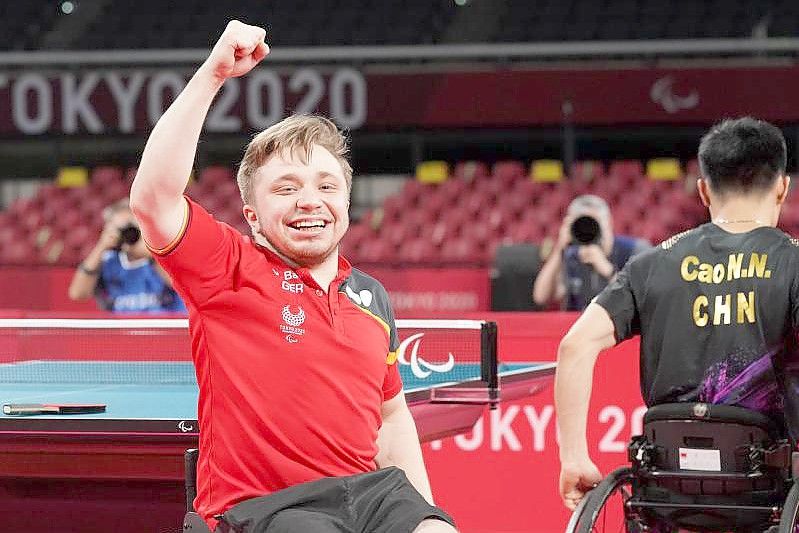 Tischtennisspieler Valentin Baus jubelt nach seinem Sieg im Finale gegen den Chinesen Ningning Cao. Foto: Marcus Brandt/dpa