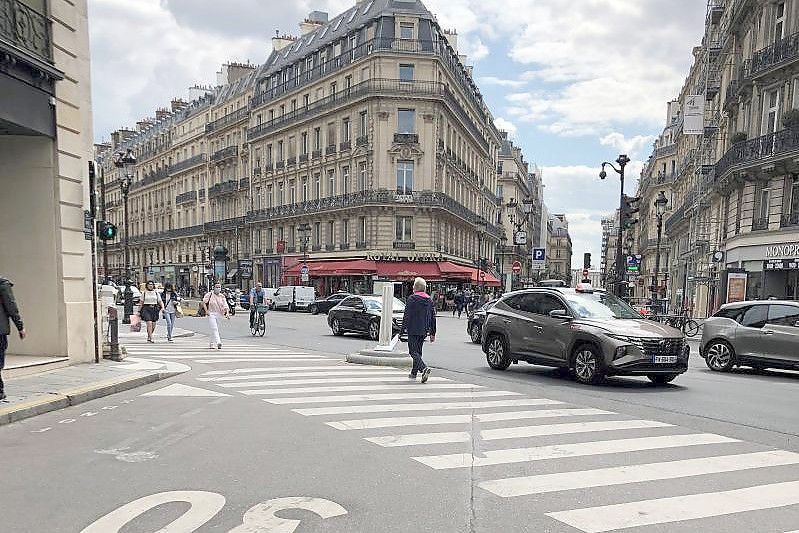 Auf einer Straße im Zentrum von Paris gilt Tempo 30. Ab dem 30. August 2021 wird diese Geschwindigkeitsbegrenzung in der französischen Hauptstadt großflächig eingeführt. Foto: Michael Evers/dpa