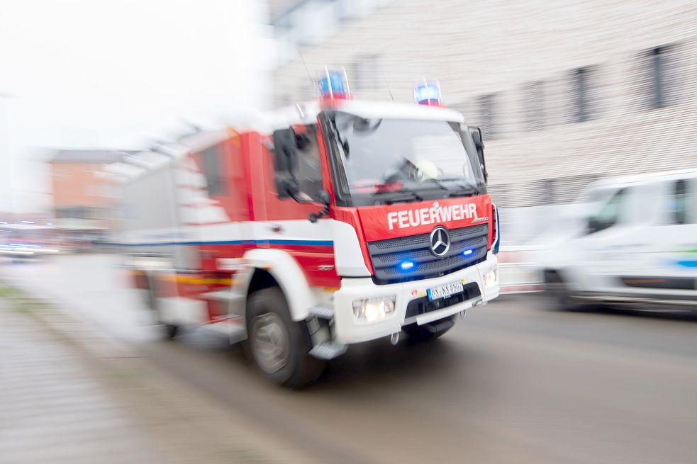 Bei den Löscharbeiten wurde ein Feuerwehrmann verletzt. Symbolfoto: dpa