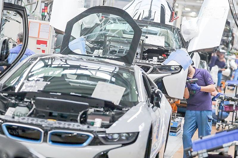 Mitarbeiter im BMW-Werk Leipzig arbeiten in der Montage des i8. Carbon ist als High-Tech-Kunststoff gut für den Autobau geeignet - doch das Material ist nur schwer zu entsorgen. Foto: Jan Woitas/dpa-Zentralbild/dpa