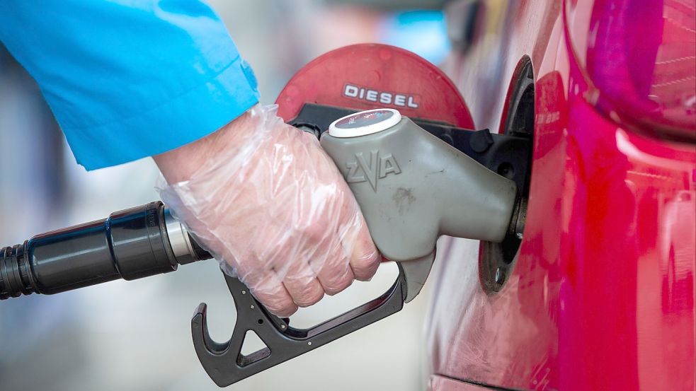 Ein Mann betankt in Düsseldorf sein Diesel-Fahrzeug. Die Treibstoffpreise tragen aktuell maßgeblich zur Teuerung bei. Die Linken im Bundestag fordern deshalb eine „Inflationsbremse“. Foto: Christophe Gateau/dpa