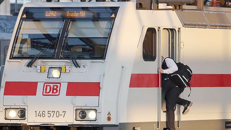 Die Gewerkschaft Deutscher Lokomotivführer (GDL) ruft zu einer dritten Streikwelle auf. Foto: Oliver Berg/dpa