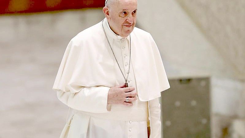 Papst Franziskus scheint Militärinterventionen kritisch zu sehen. Foto: Riccardo De Luca/AP/dpa
