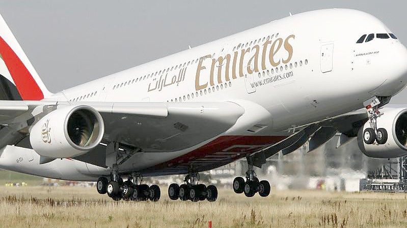 Der erste Airbus A380, der 2008 an die arabische Airline Emirates ausgeliefert wurde, startet am Airbus-Werk in Hamburg-Finkenwerder. Foto: Maurizio Gambarini/dpa