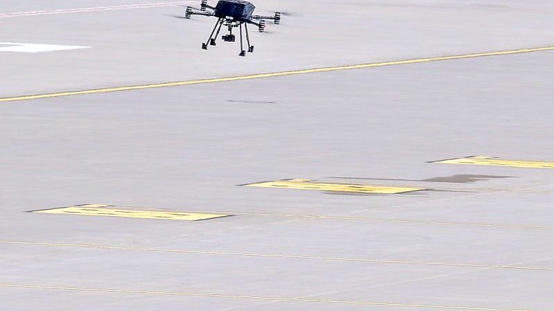 Das autonomen Drohnensystems HIVE fliegt beim Premierenflug über dem Vorfeld des Flughafen Rostock-Laage. Foto: Jens Büttner/dpa-Zentralbild/dpa