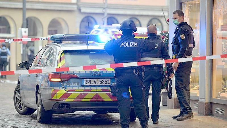 Polizisten in der Fußgängerzone von Trier im Einsatz (2020). Foto: Harald Tittel/dpa