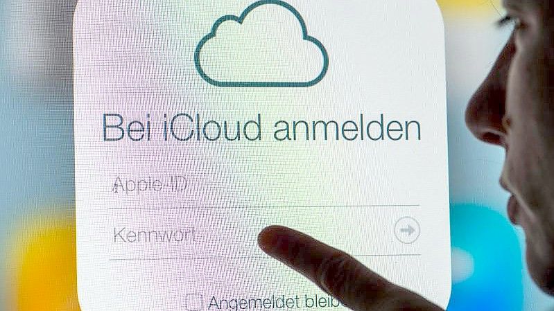 Nachdem Apples angekündigtes System zum Aufspüren kinderpornografischer Fotos Überwachungsängste geweckt hat, bessert der iPhone-Konzern nach. Foto: Armin Weigel/dpa