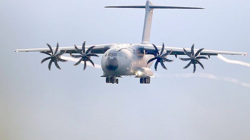 Ein Transportflugzeug A400M, mit dem die Bundeswehr Menschen vom Flughafen in Kabul evakuierte. Foto: Friso Gentsch/dpa