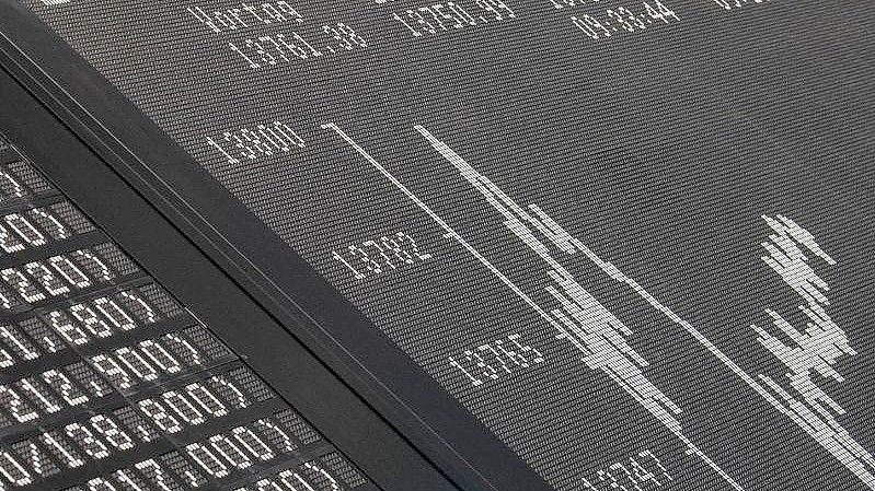 Rauf und runter geht die Kurve der DAX-Punkte. Jetzt werden zehn weitere Firmen in den Index aufgenommen. Foto: Boris Roessler/dpa