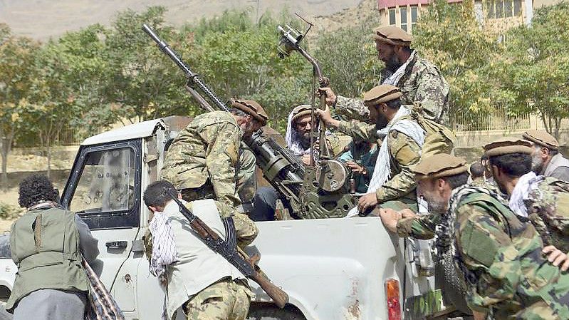 Milizionäre der Miliz von Massoud, Sohn von Shah Massoud, schieben ein Fahrzeug während einer Trainingsübung in der Provinz Pandschir. Foto: Jalaluddin Sekandar/AP/dpa