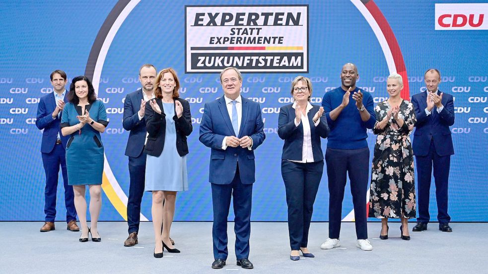 Der CDU-Kandidat und das Team: Andreas Jung, Dorothee Baer, Peter Neumann, Karin Prien, Armin Laschet, Barbara Klepsch, Joe Chialo, Silvia Breher und Friedrich Merz. (von links) Foto: JOHN MACDOUGALL/AFP