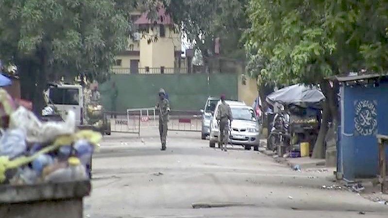 Das Videostandbild zeigt Soldaten in der Nähe des Präsidentenpalastes in Guinea. Foto: Uncredited/AP/dpa