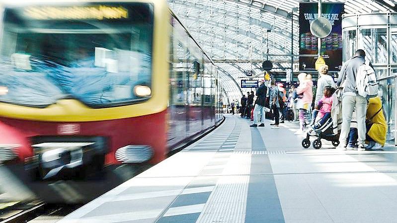 Fahrgäste warten im Berliner Hauptbahnhof auf die S-Bahn. Der dritte Streik im laufenden Tarifkonflikt bei der Deutschen Bahn ist wie geplant zu Ende gegangen. Foto: Carsten Koall/dpa