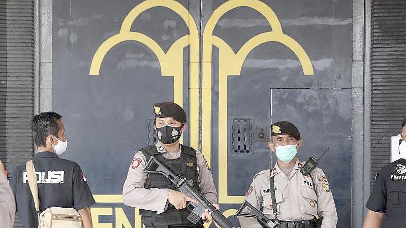 Polizisten bewachen den Haupteingang des Tangerang-Gefängnisses. Foto: Tatan Syuflana/AP/dpa