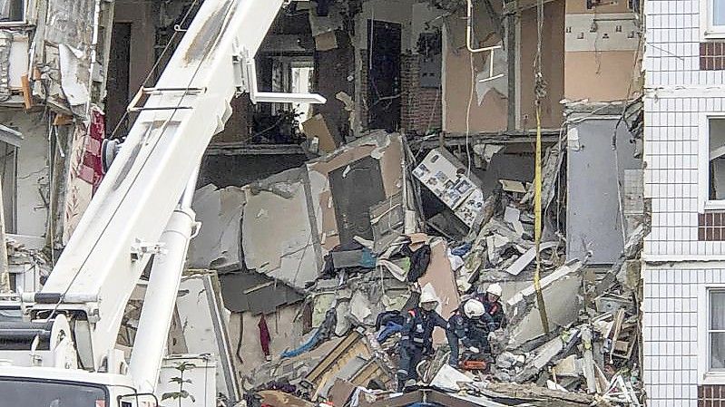 Rettungskräfte arbeiten am Ort einer Gasexplosion in einem neunstöckigen Wohnhaus, mit Toten und Verletzten. Foto: Maxim Marmur/AP/dpa