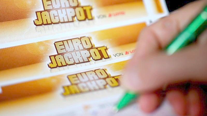 Ein Mann füllt einen Eurojackpot-Lotterieschein aus. Symbolbild. Foto: Monika Skolimowska/dpa-Zentralbild/dpa