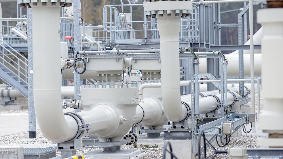 Rohrsysteme und Absperrvorrichtungen in der Gasanlandestation von Nord Stream 2. Die fast fertiggestellte Gaspipeline soll einmal 55 Milliarden Kubikmeter Erdgas pro Jahr von Russland nach Deutschland befördern. (Zu dpa „Biden-Regierung verzichtet auf Sanktionen gegen Nord Stream 2 AG“) +++ dpa-Bildfunk +++ Foto: Jens Büttner