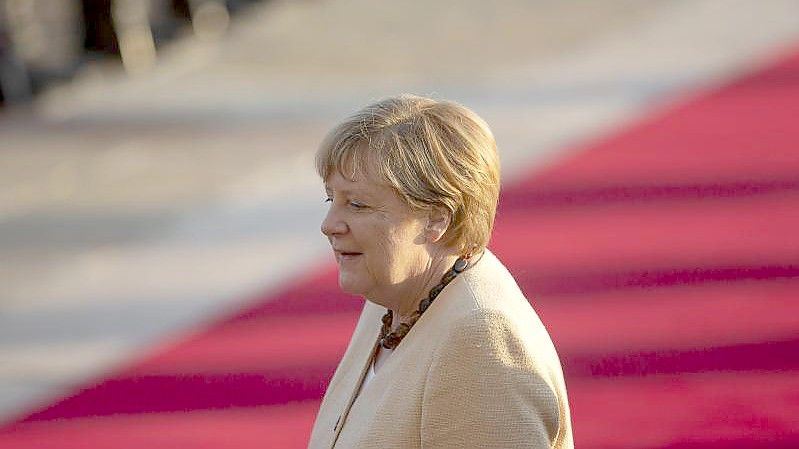 Kanzlerin Angela Merkel steht bei ihrem Besuch in Belgrad am roten Teppich. Foto: Marko Drobnjakovic/AP/dpa