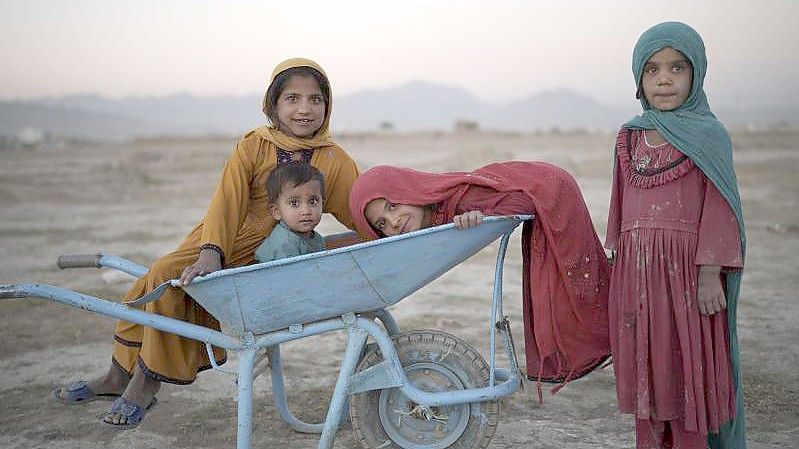 Kinder spielen in einem Lager für Binnenflüchtlinge in Kabul. Das Bundesinnenministerium hat für gut 2600 potenziell gefährdete Afghanen eine Aufenthaltszusage erteilt. Foto: Felipe Dana/AP/dpa