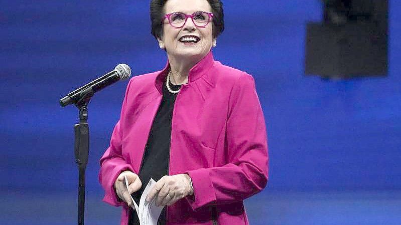 Der frühere Tennisstar Billie Jean King war bei der Grundsteinlegung eines LGBTQ+-Museums in New York dabei. Foto: Elise Amendola/AP/dpa/Archiv