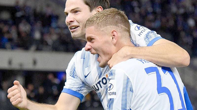 Torschütze Jurgen Ekkelenkamp (l) bejubelt sein Tor gegen Fürth mit Marton Dardai. Foto: Soeren Stache/dpa-Zentralbild/dpa