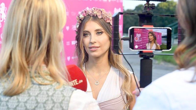 Bei der „Wiesn Wiesn Charity Night“ spricht Cathy Hummels auch über ihre eigenen Depressionen. Foto: Felix Hörhager/dpa