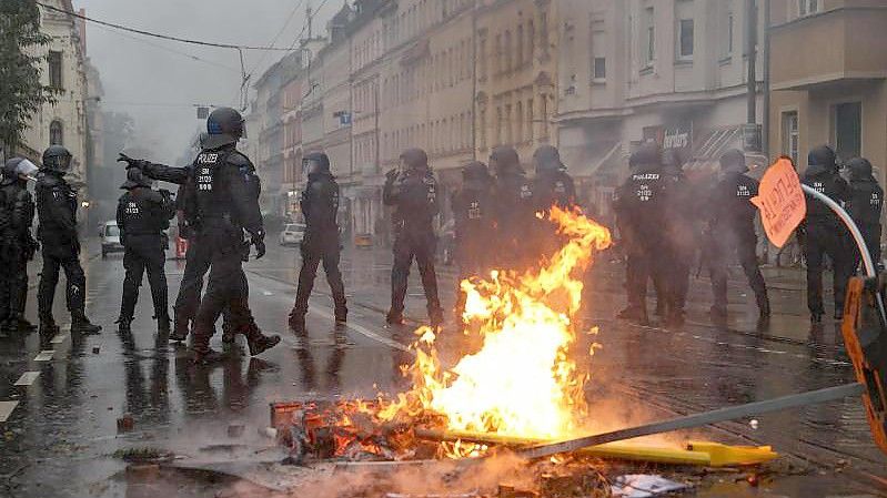 Polizisten sichern die Wolfgang-Heinze-Straße nach Ausschreitungen kam. Foto: Jan Woitas/dpa-Zentralbild/dpa