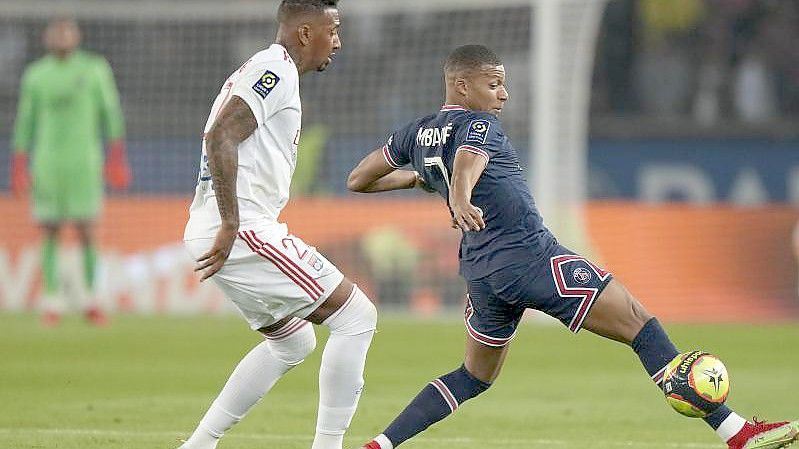 Lyon-Neuzugang Jérôme Boateng (l) im Zweikampf mit Kylian Mbappé. Foto: Francois Mori/AP/dpa