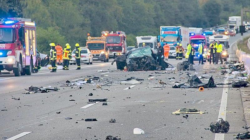 Die Autobahn 5 gleicht nach nach dem Unfall einem Trümmerfeld. Foto: Christoph Lorenz/5vision.media/dpa