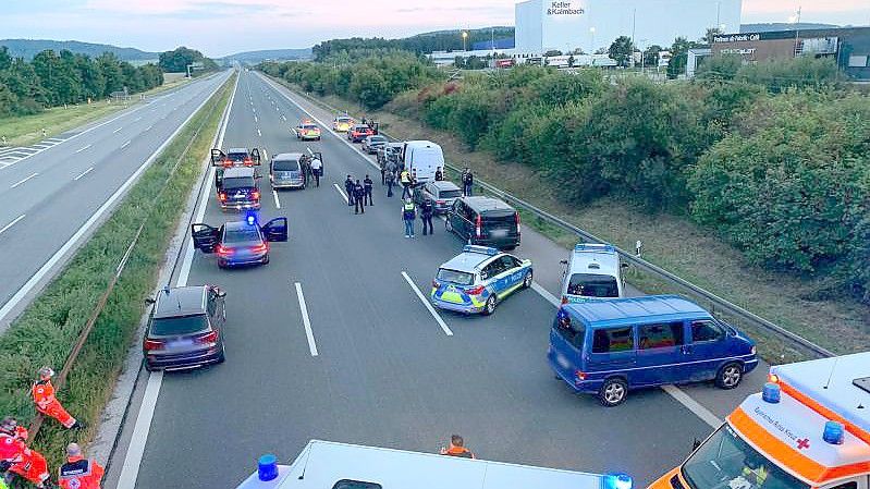 Polizisten und Helfer stehen mit ihren Fahrzeugen auf der Autobahn 9. Foto: Ralph Goppelt/Vifogra/dpa