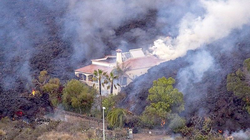 Ein Lavastrom zerstört viele Häuser auf der Insel La Palma. Foto: Equipo I Love The World/EUROPA PRESS/dpa