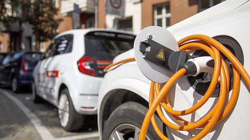 Einer Untersuchung der Allianz zufolge sind E-Autos teurer in der Reparatur als herkömmliche Autos. Foto: Carsten Koall/dpa