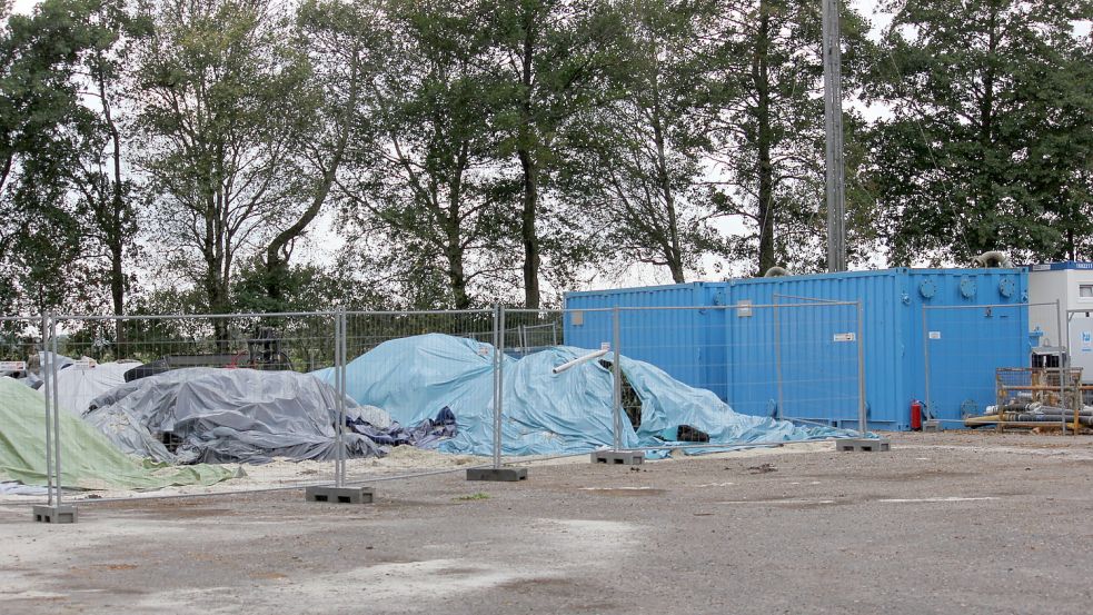 Auf dem Betriebsgelände liegen dort, wo die kontaminierte Erde in einem abgedichteten Becken lagern sollte, immer noch Haufen. Laut Vermilion ist das Erdreich abgefahren. Vielleicht handelt es sich inzwischen um den Austauschboden. Foto: Karin Böhmer