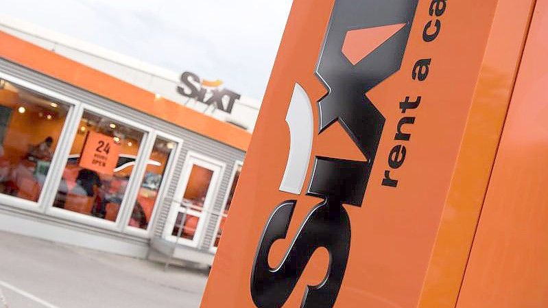 Beim Autovermieter Sixt kosten Mietautos aktuell im Durchschnitt 10 bis 20 Prozent mehr als noch 2019. Foto: Peter Kneffel/dpa