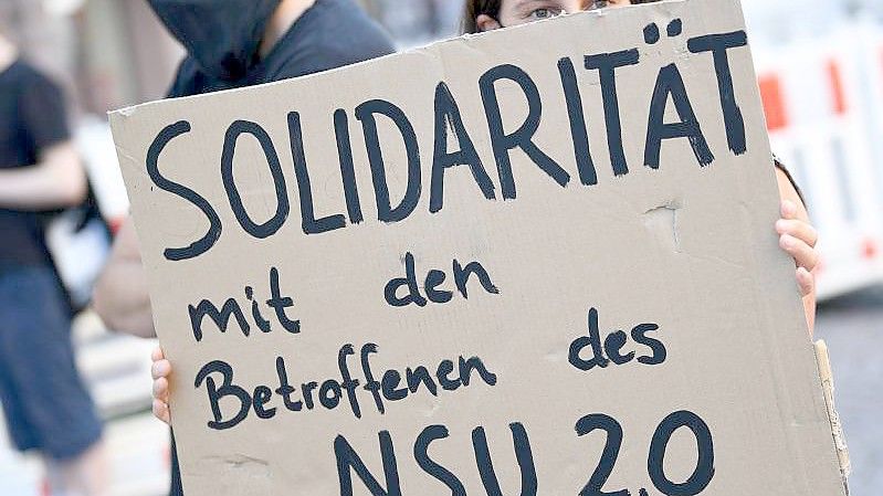 Ein mutmaßlicher Verfasser von rechtsextremen Drohschreiben mit dem Absender „NSU 2.0“ ist wegen illegalen Waffenbesitzes angeklagt worden. Foto: Arne Dedert/dpa