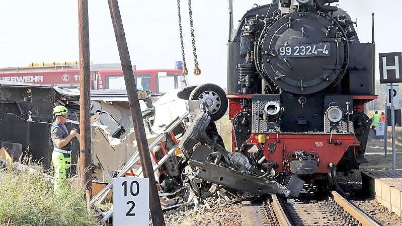 Bergungsarbeiten nach der Kollision der Kleinbahn Molli mit einem Wohnmobil in Wittenbeck. Foto: Bernd Wüstneck/dpa-Zentralbild/dpa