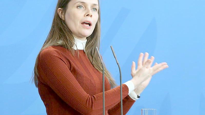 Katrín Jakobsdóttir, Premierministerin von Island, auf einer Pressekonferenz. (Archivbild). Foto: Wolfgang Kumm/dpa